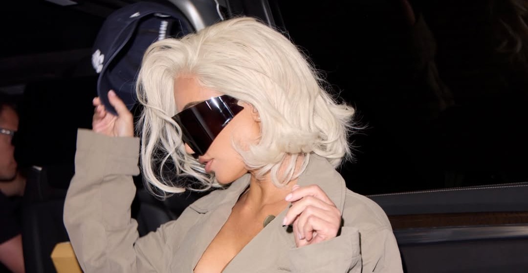 قصّة جديدة ولون جريء... Kim Kardashian تنضمّ إلى صيحة الشعر القصير!