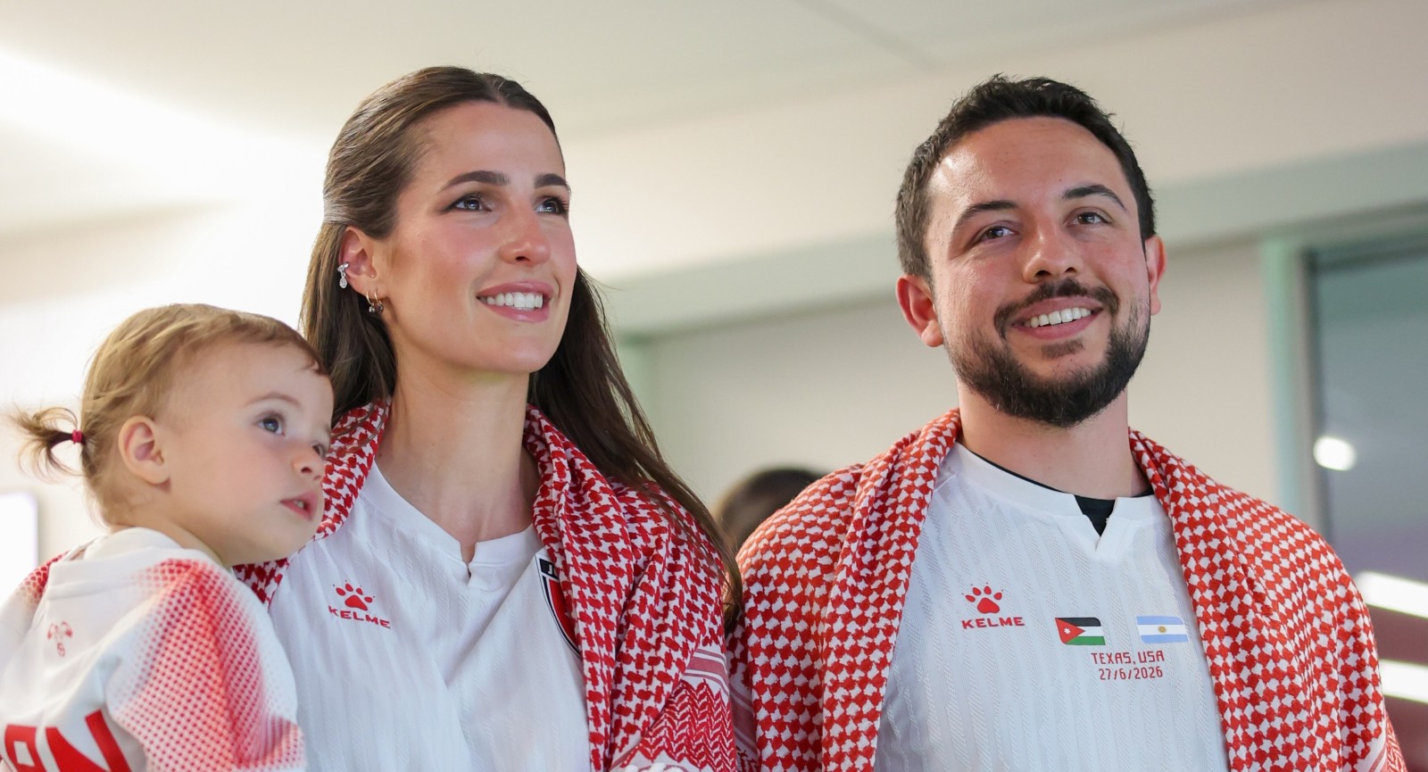الأميرة الصغيرة إيمان تخطف الأنظار خلال مباراة الأردن والأرجنتين