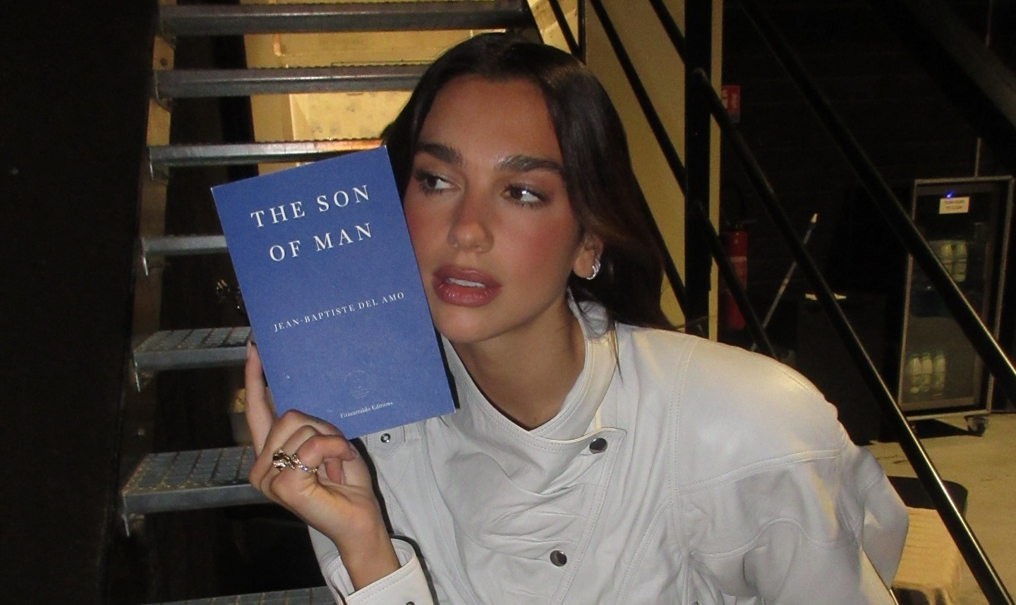 Dua Lipa تفتتح مكتبتها الخاصّة في البرتغال، وشغفها بالقراءة يتحوّل إلى واقع!