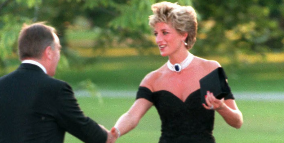 فستان انتقام الأميرة Diana يعود إلى الواجهة وهذه المرّة للبيع في المزاد