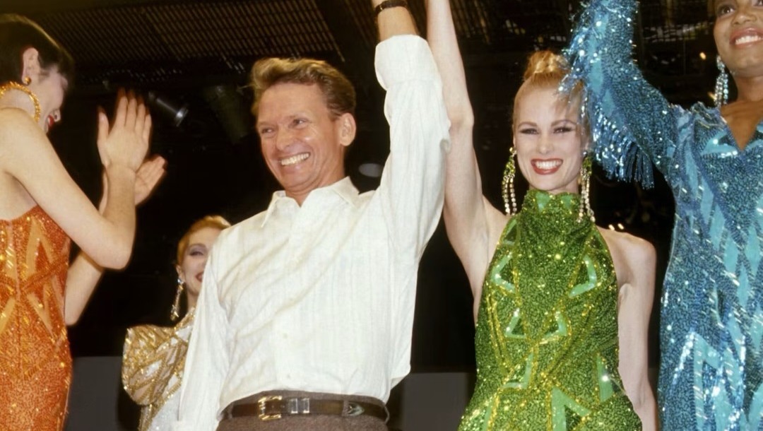 وداعاً Bob Mackie... المصمّم الذي ترك بصمته على إطلالات، لا تزال خالدة حتّى اليوم