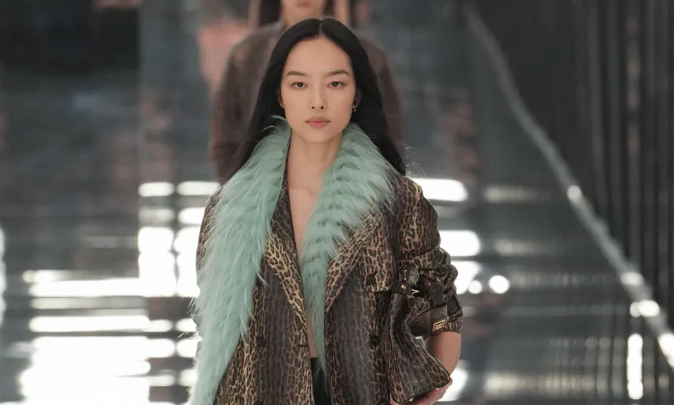 في مجموعة Fendi لربيع وصيف 2027، التفاصيل تتصدّر المشهد