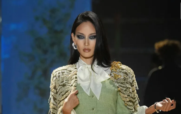 عرض Gucci لمجموعة ربيع 2027 يعلن بداية فصل جديد برؤية Demna