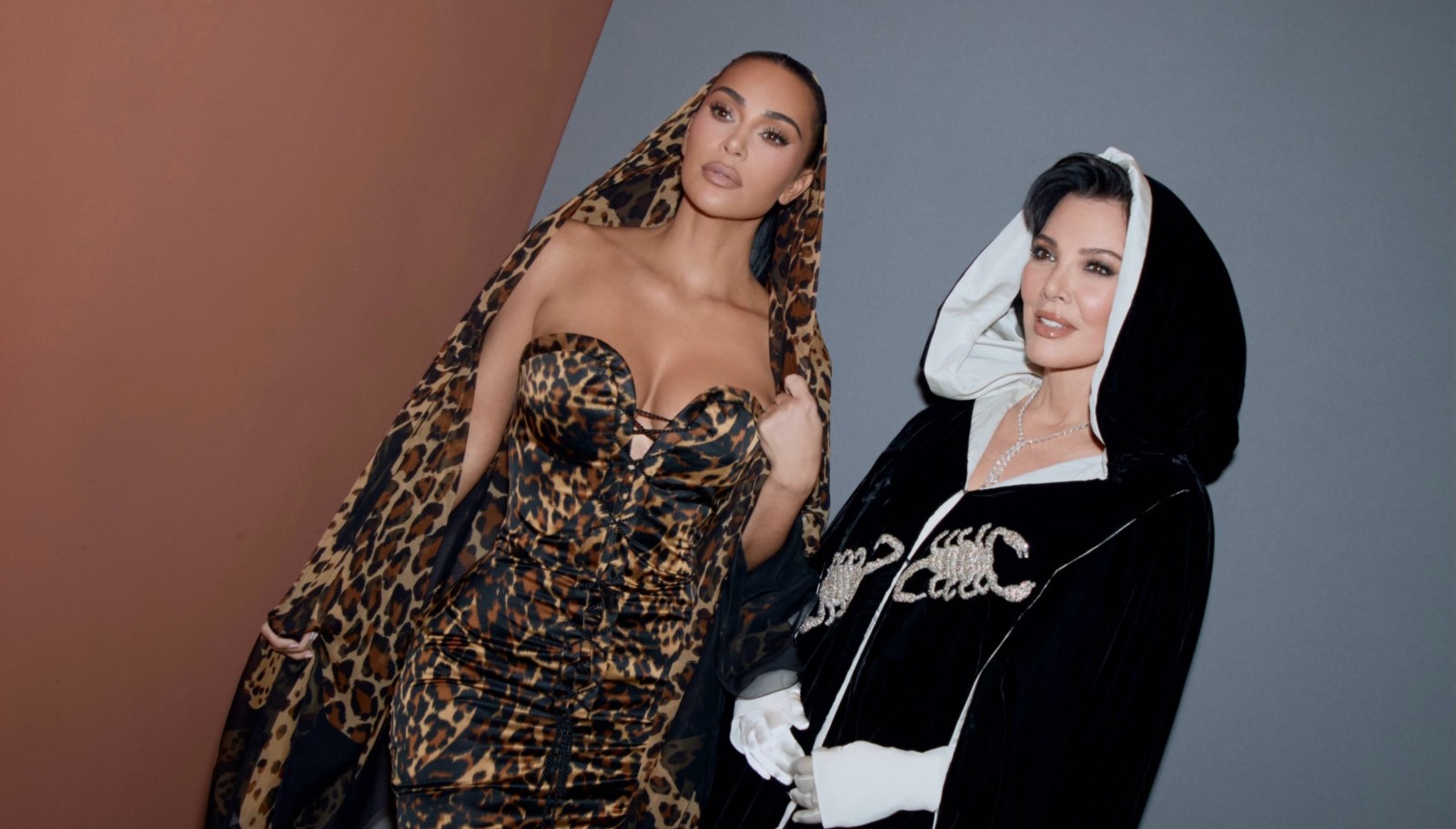 Kim Kardashian وKris Jenner تعيدان إحياء تصاميم أيقونيّة في مهرجان روما السينمائي