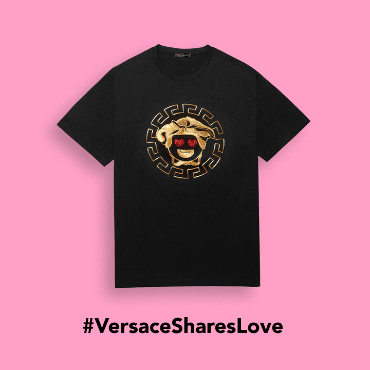 قمصان الـEmoji من Versace: هديّة غير اعتياديّة في عيد الحب