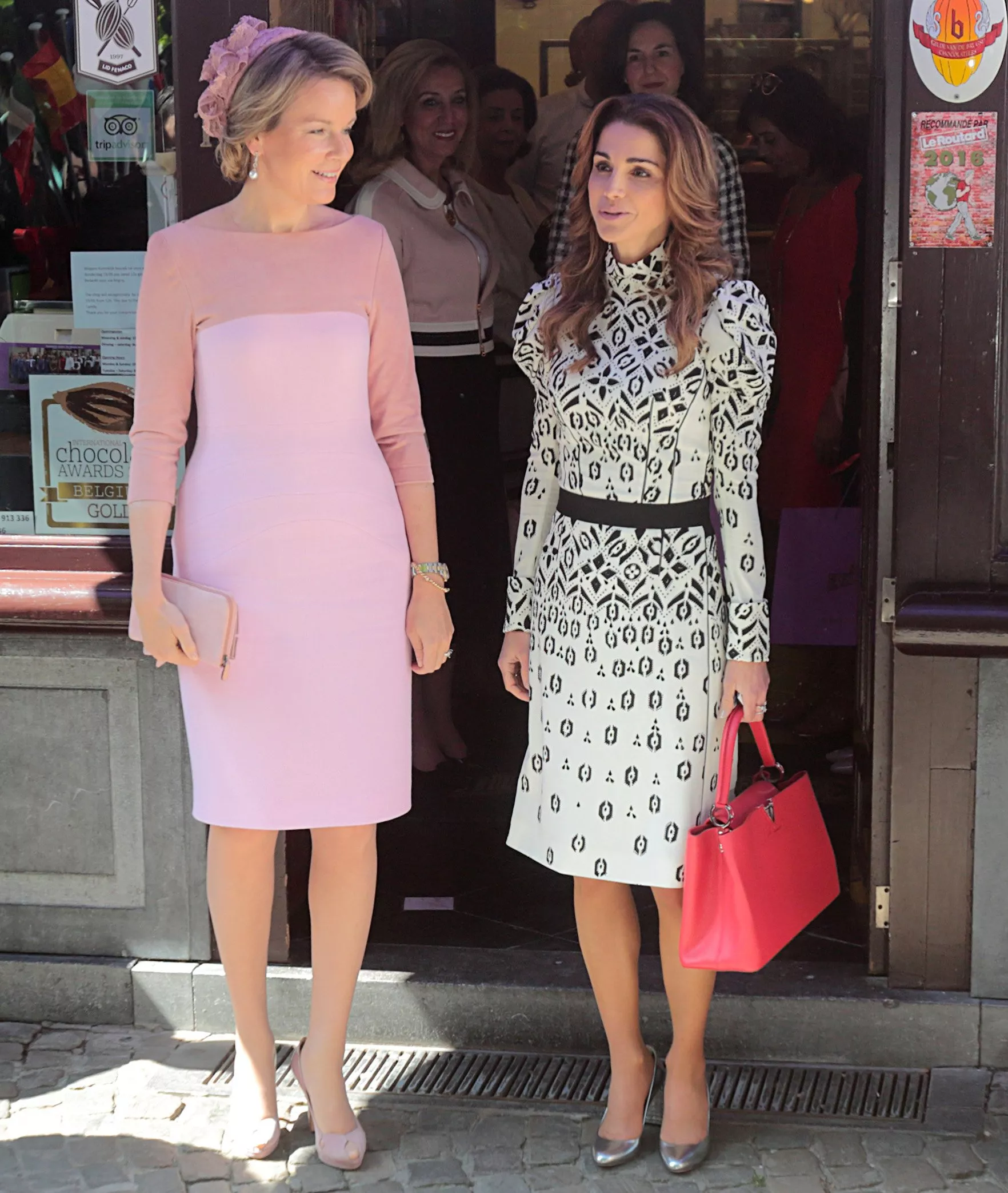 إطلالات الملكة رانيا تفيض أنوثة ورقيّاً في بلجيكا