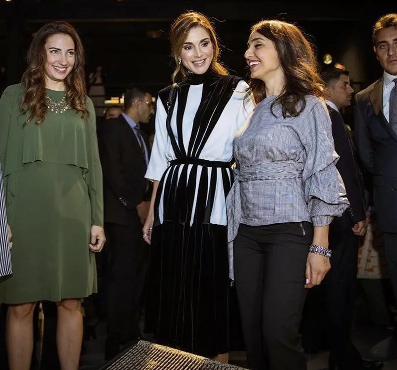 إطلالات أنيقة للملكة رانيا والإعلاميات العربيات خلال أسبوع عمان للتصميم 2017