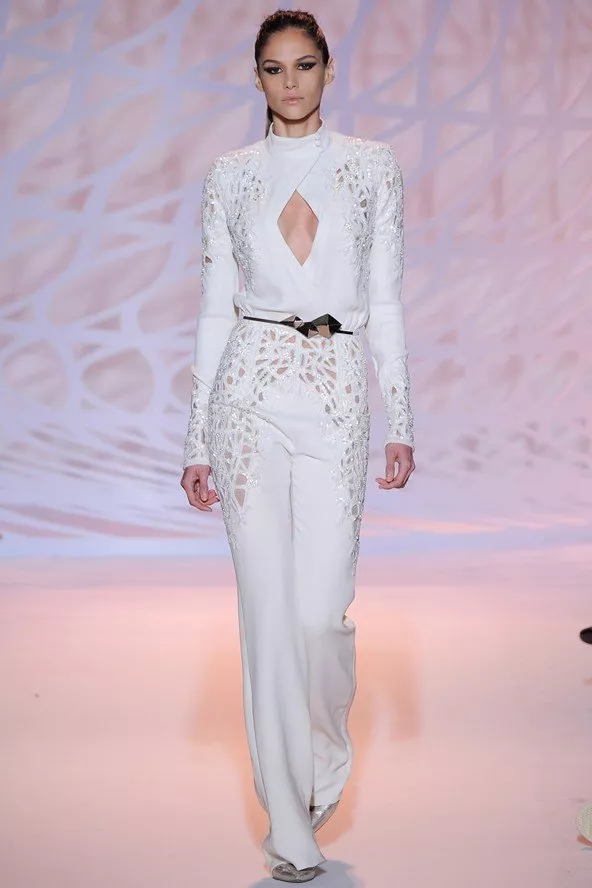 Jennifer Lopez جذّابة في أزياء من توقيع مصمّمين عربيّين