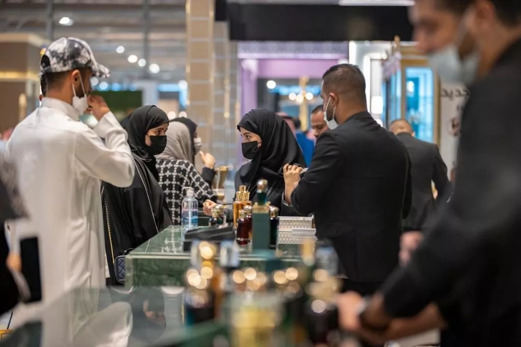 صور وفيديوهات تنقل لكِ أجواء معرض العطور 2022 في موسم الرياض