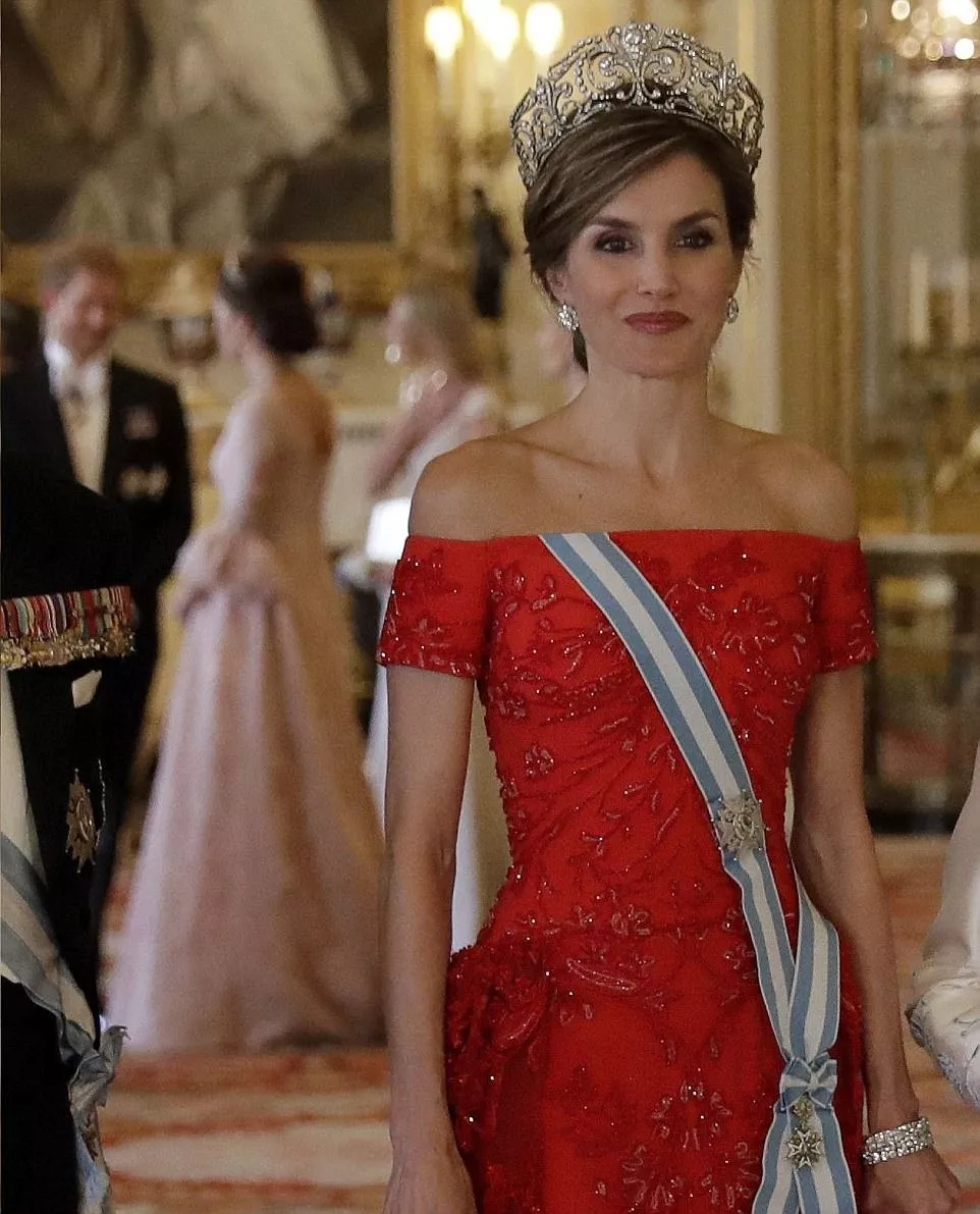 الملكة ليتيزيا في 3 إطلالات أكثر من رائعة خلال جولتها في بريطانيا