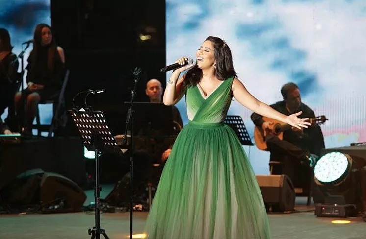 شيرين عبد الوهاب في مهرجان غنائي لبنانيّ: قصّة حبّ مع فستان الأميرات تنتهي في فخّ التكرار!