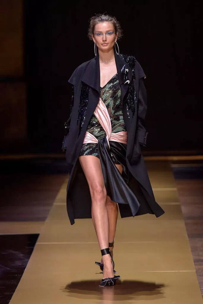 عرض Versace لمجموعة الخياطة الراقية لخريف 2016: حقل تجارب عنوانه الإبتكار
