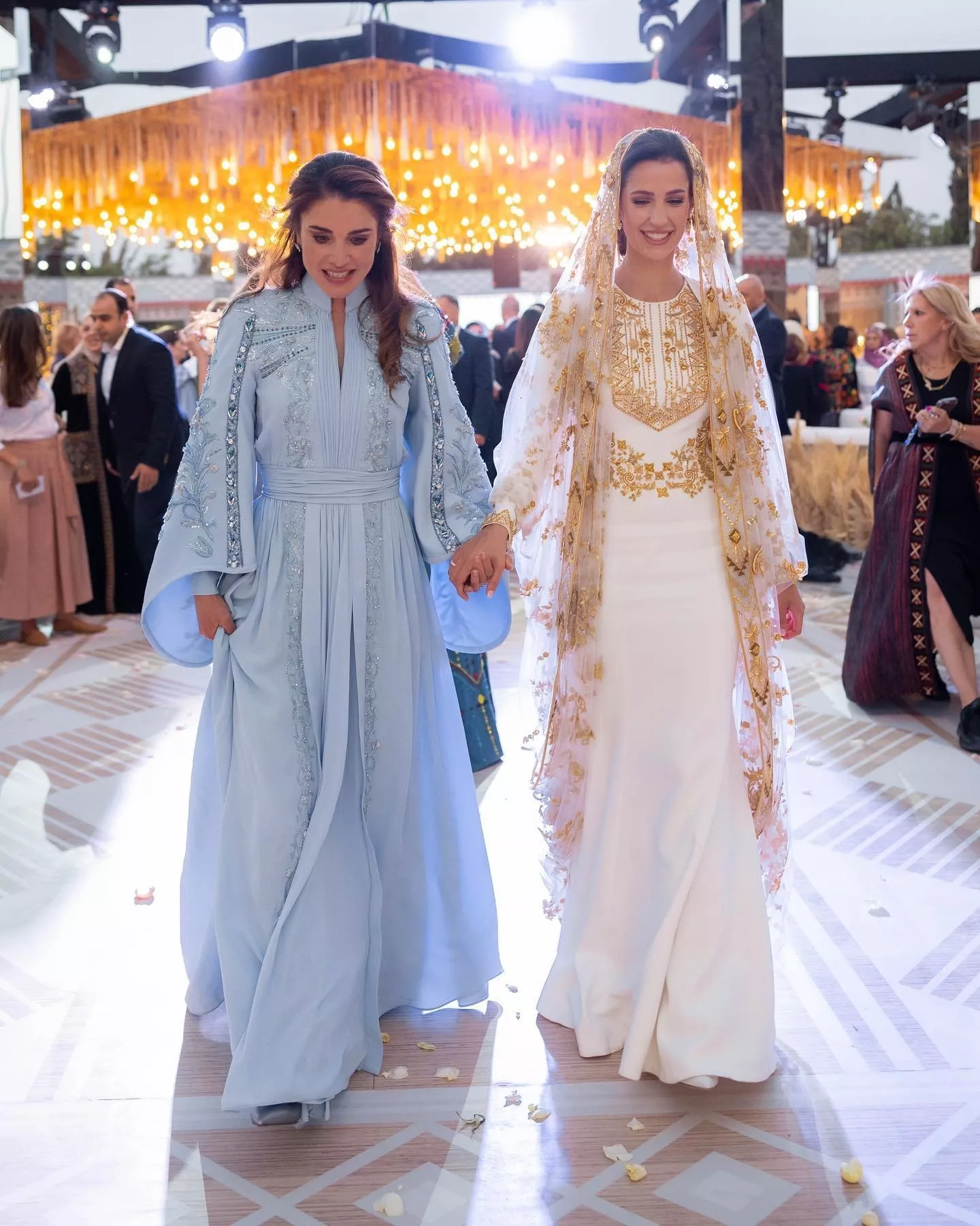 طلة الملكة رانيا في حفل حناء رجوة آل سيف: أنيقة بكلّ ما للكلمة معنى