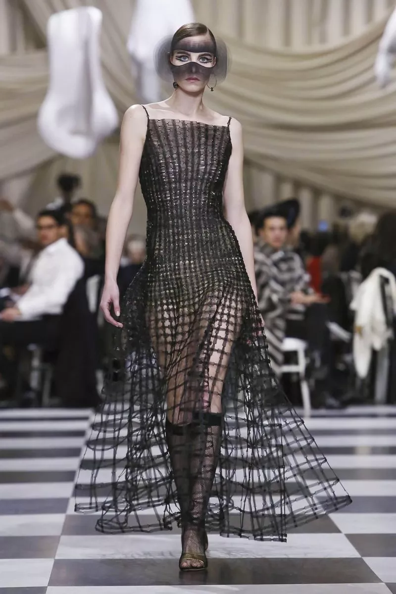 عرض أزياء Dior للخياطة الراقية لربيع 2018: أسلوب سرياليّ ومعركة شطرنج بالأبيض والأسود