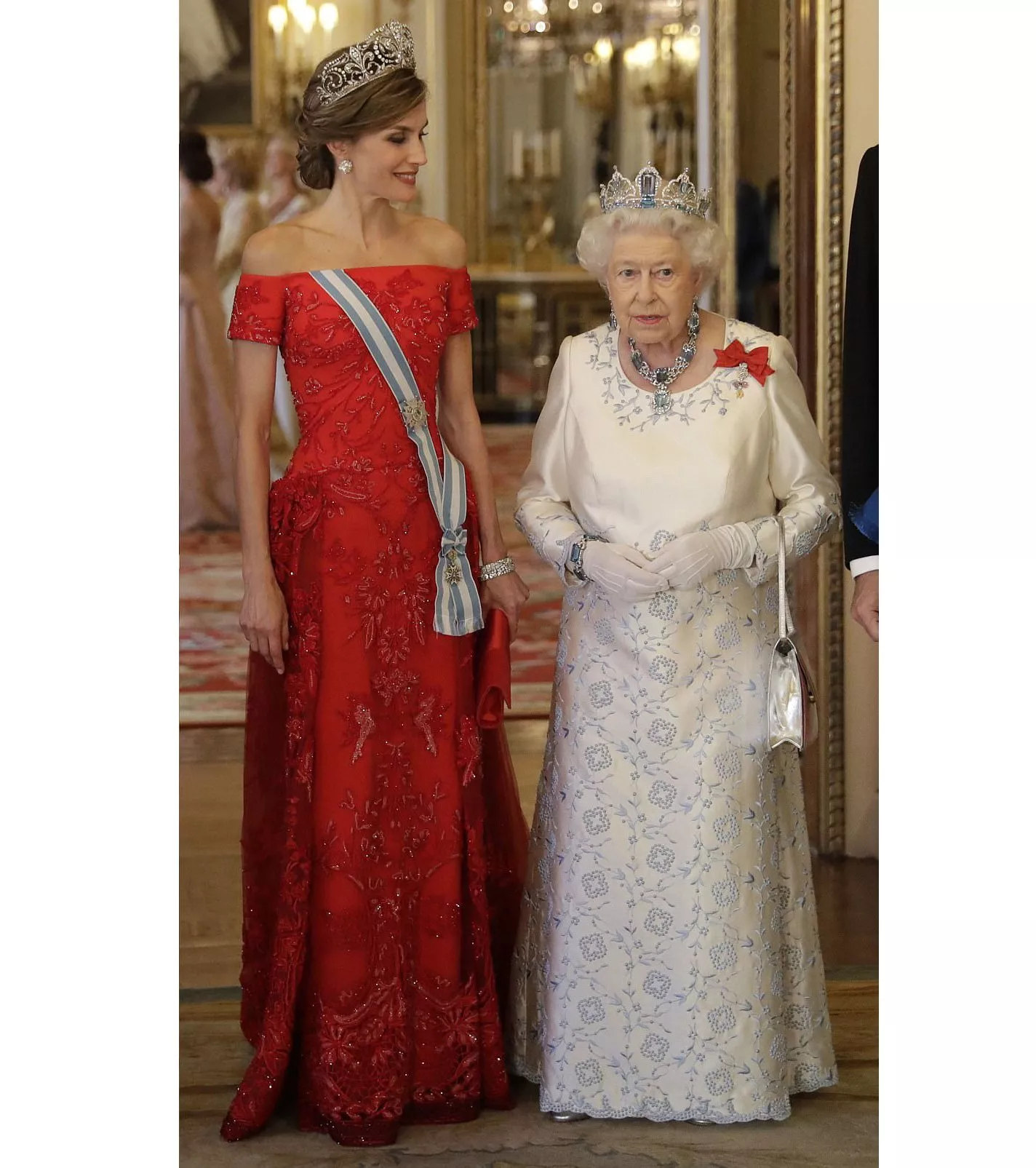 الملكة ليتيزيا في 3 إطلالات أكثر من رائعة خلال جولتها في بريطانيا
