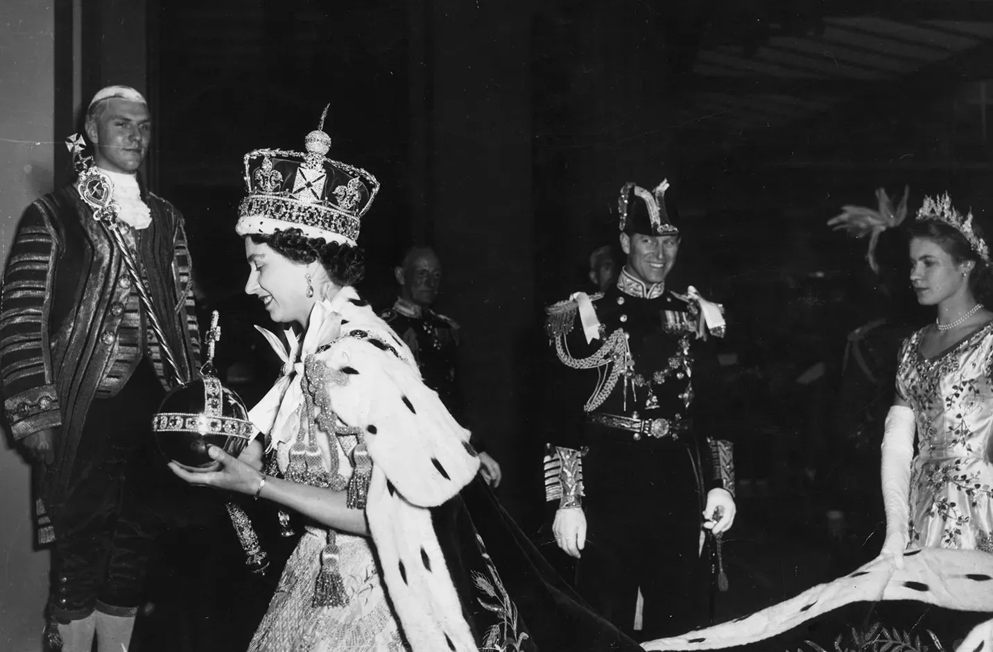 70 سنة تفصل بين تتويج الملك تشارلز وتتويج الملكة اليزابيث... لقطات تعيد نفسها