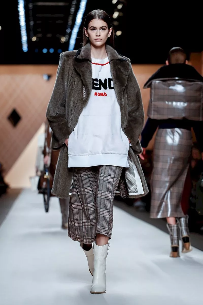 عرض أزياء Fendi لخريف 2018: الطابع الغربيّ بلمسة Karl Lagerfeld