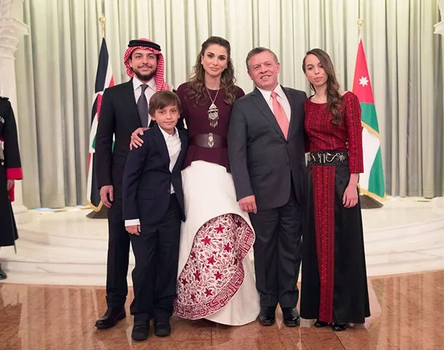 الملكة رانيا في إطلالة شرقيّة بامتياز في عيد استقلال الأردن الـ70