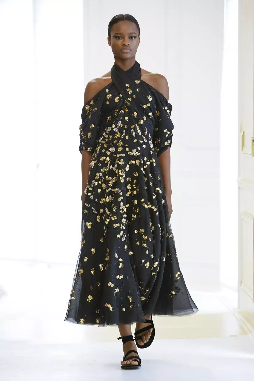 عرض Dior لمجموعة الخياطة الراقية لخريف 2016: تصاميم مينيماليّة بالأبيض والأسود
