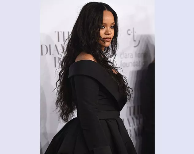 Rihanna في لوك أسود أنثويّ دراماتيكيّ خلال حفل الـDiamond Ball