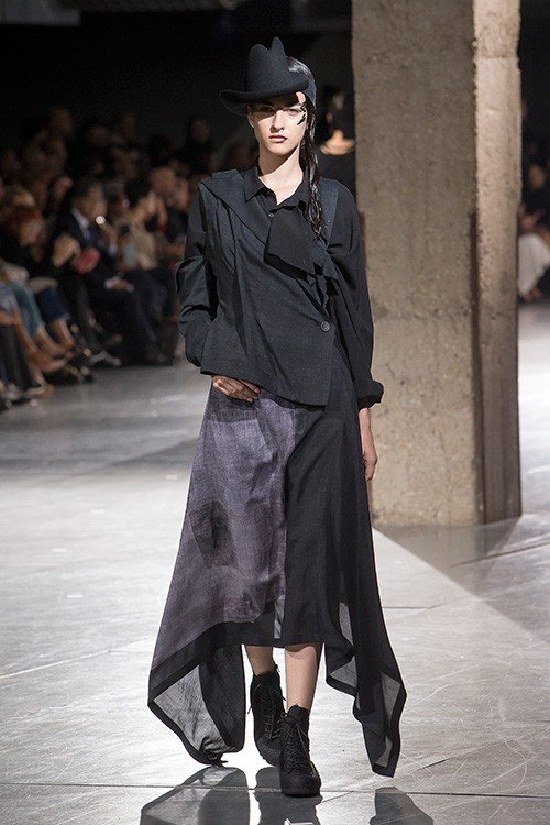 عرض أزياء Yohji Yamamoto لربيع 2018، خلال أسبوع الموضة في باريس