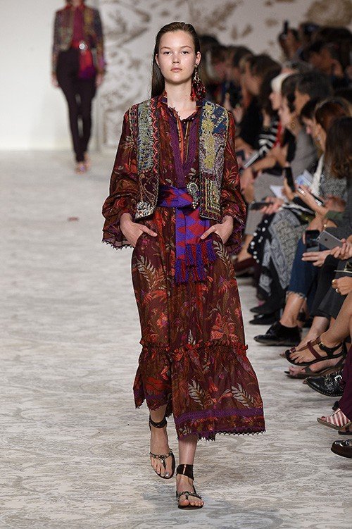 عرض أزياء Etro لربيع 2018، خلال أسبوع الموضة في ميلانو