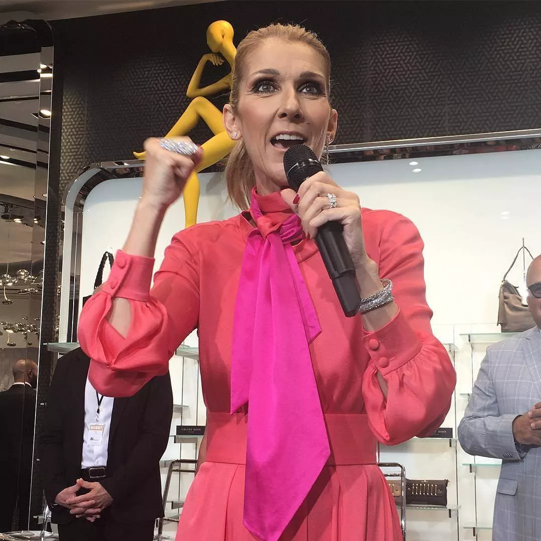 المغنية Celine Dion في إطلالة أكثر من رائعة خلال إطلاق مجموعتها الجديدة من الحقائب