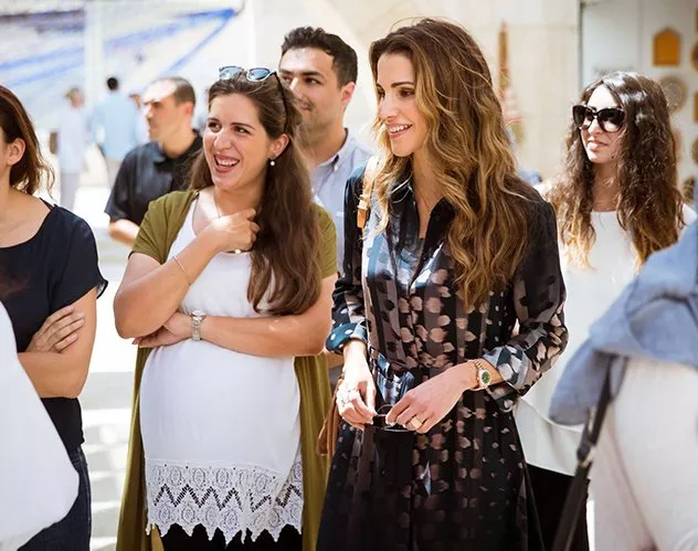 الملكة رانيا في إطلالة مينيماليّة عصريّة تؤكّد أنّها صاحبة ذوق رفيع