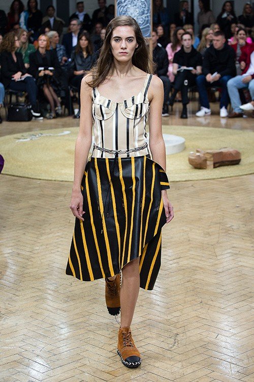 عرض أزياء J.W.Anderson لربيع 2018، خلال أسبوع الموضة في لندن