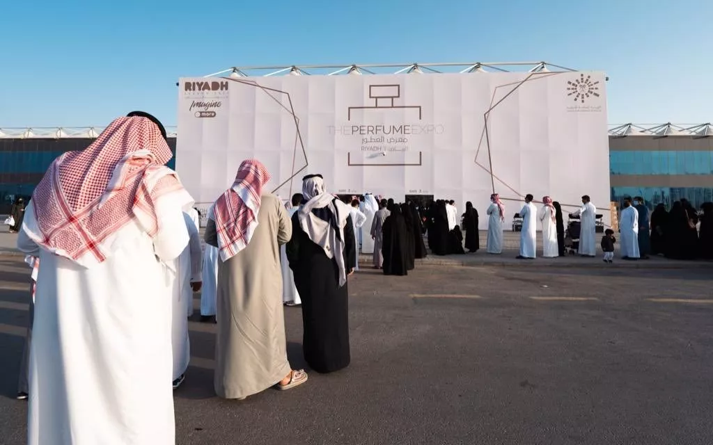 صور وفيديوهات تنقل لكِ أجواء معرض العطور 2022 في موسم الرياض