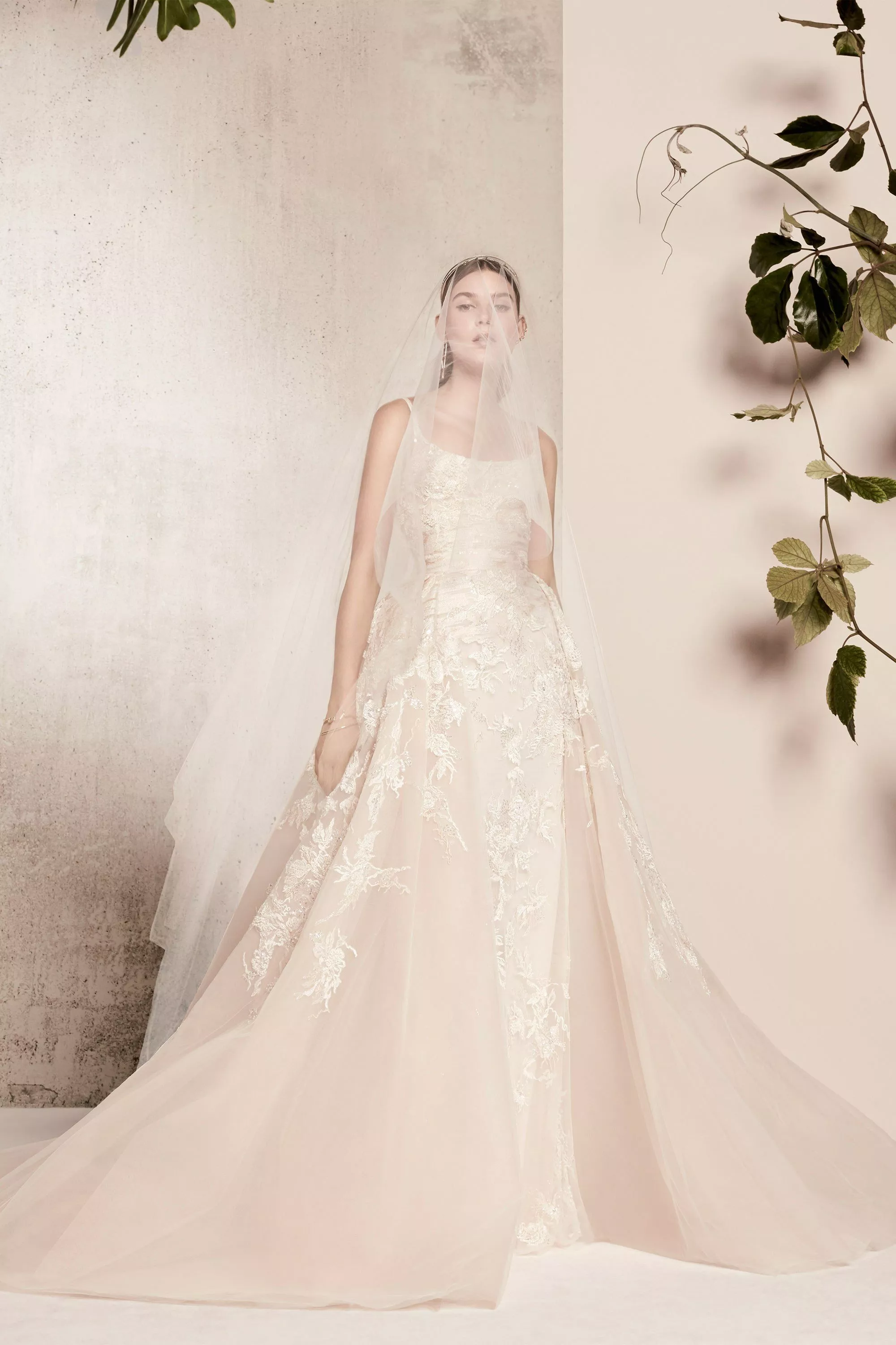مجموعة Elie Saab لفساتين الزفاف لربيع 2018 رومنسيّة وعصريّة في آنٍ واحد