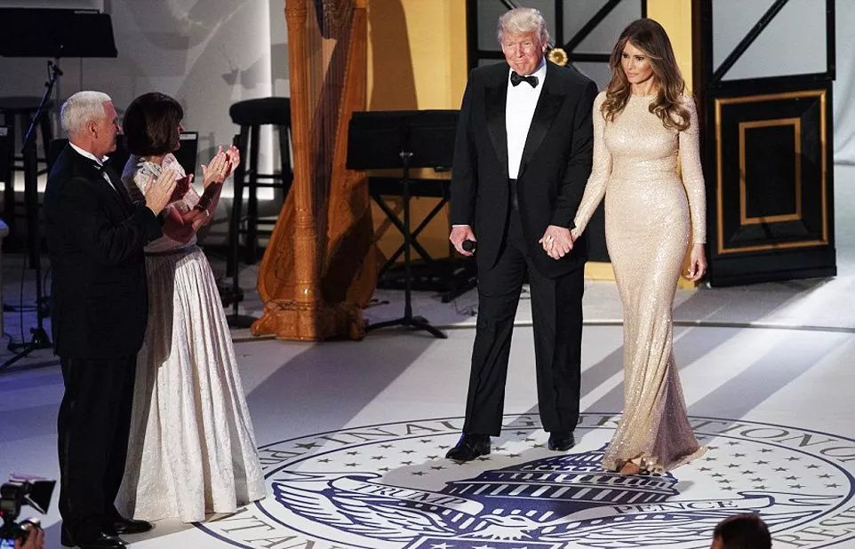 إطلالة كلّ من Melania وIvanka Trump خلال حفل عشاء أقيم قبل القَسَم الرئاسي
