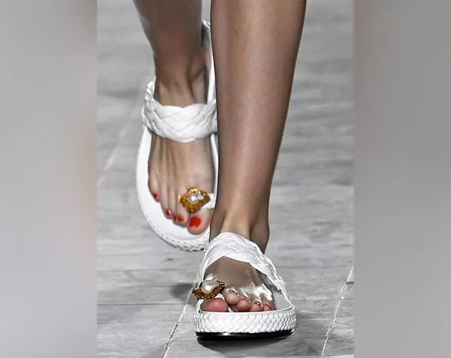 أجمل، أغرب، وأكثر الأحذية ابتكاراً من أسبوع الموضة الباريسيّ لربيع 2018