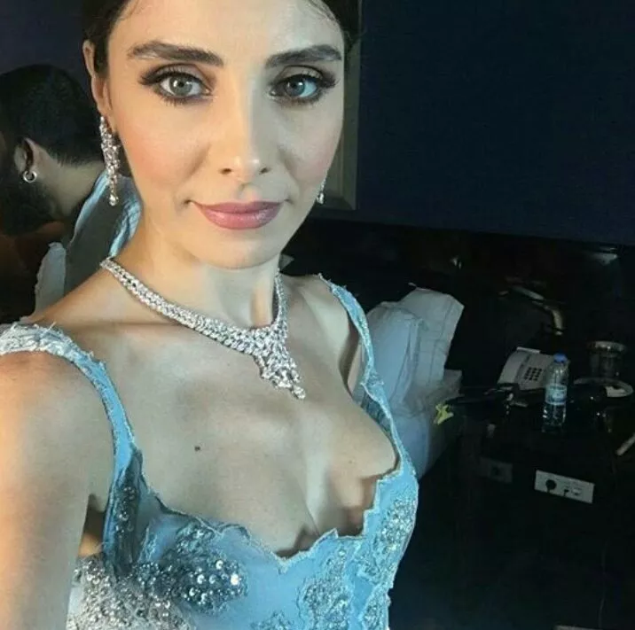 الممثّلة التركيّة Nur Fettahoglu في حفل بياف 2017: إطلالة رومنسيّة فاتنة