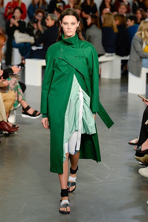 عرض أزياء Sportmax لربيع 2018، خلال أسبوع الموضة في ميلانو