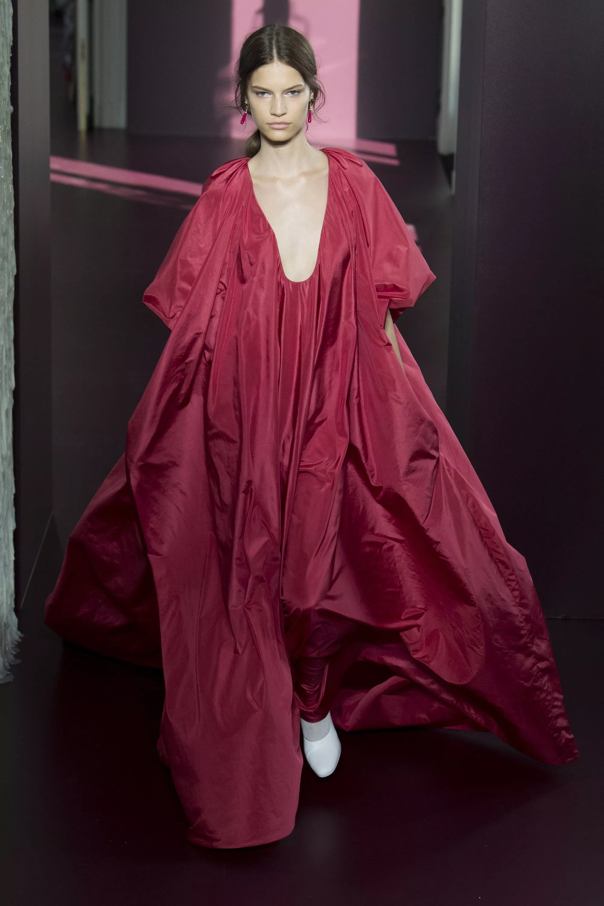 مجموعة Valentino للخياطة الراقية لخريف 2017: تصاميم متحفّظة ساحرة بأقمشتها ونقشاتها