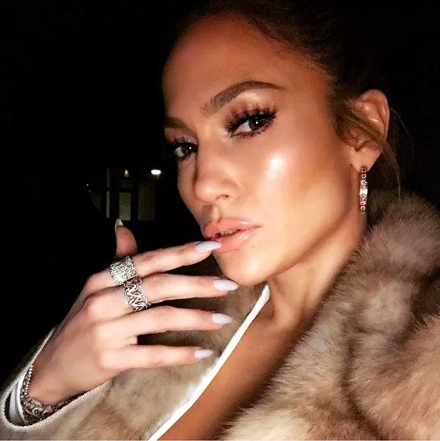 Jennifer Lopez تتباهى بمفاتنها الأنثويّة خلال حفل أطلاق أحذيتها الخاصّة
