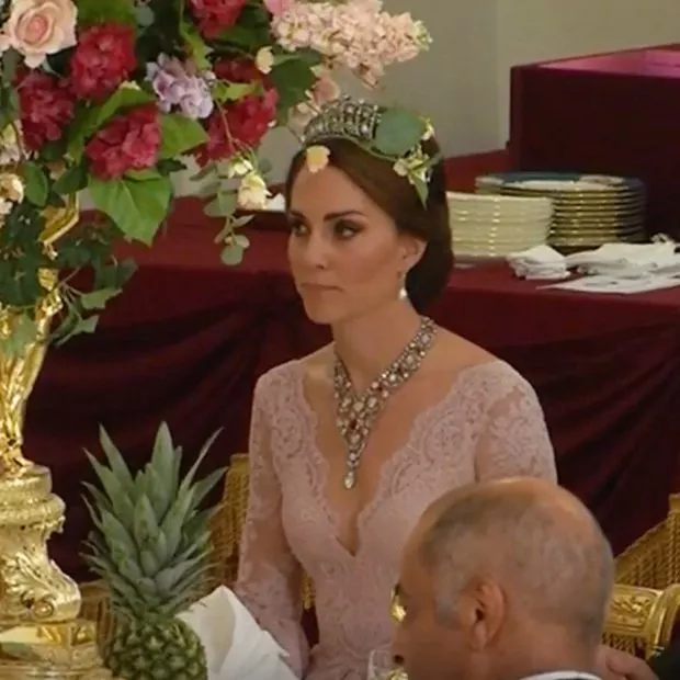 الدوقة Kate Middleton في إطلالة ملكية، أنثوية مع نفحة من الجرأة