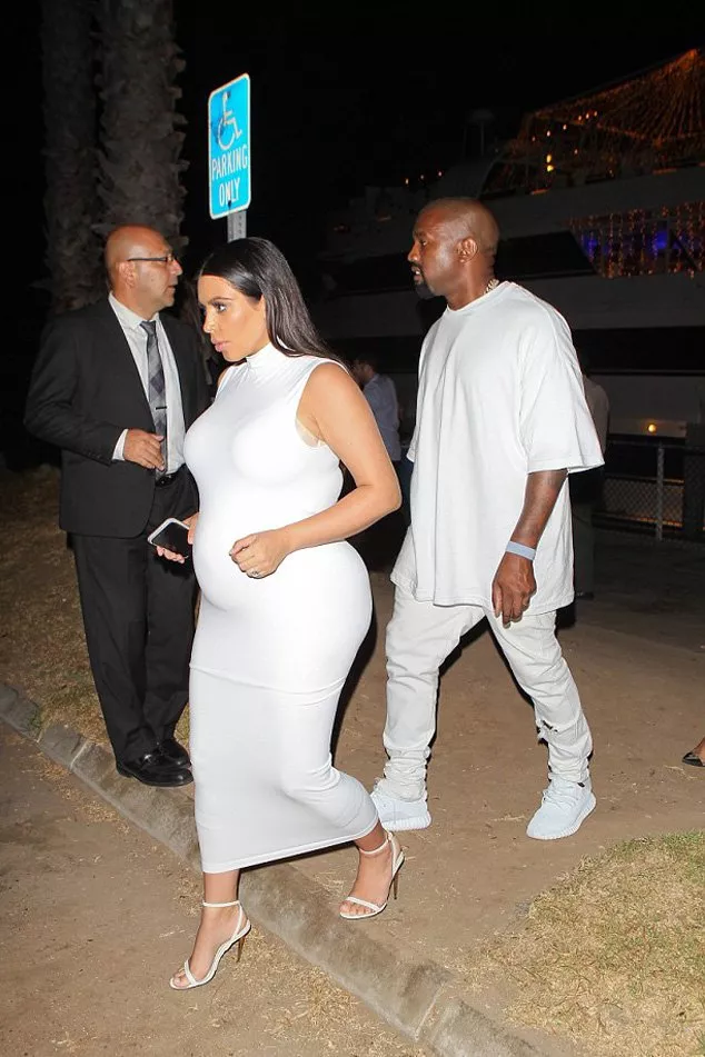 عائلة Kardashian/Jenner في إطلالات بيضاء جذّابة