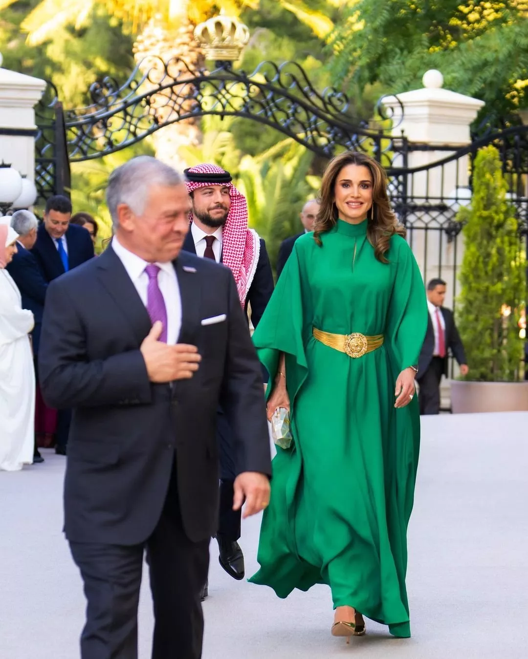 الملكة رانيا تطل بلوك شرقي ومنعش في عيد استقلال الأردن الـ77
