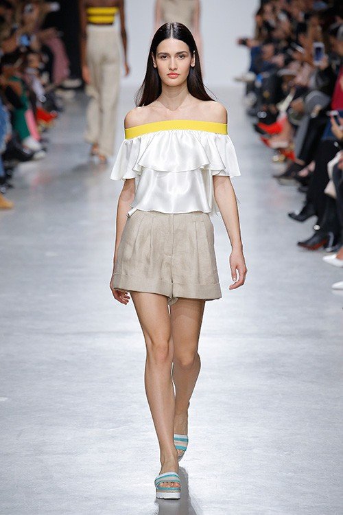 عرض أزياء Valentin Yudashkin لربيع 2018، خلال أسبوع الموضة في باريس