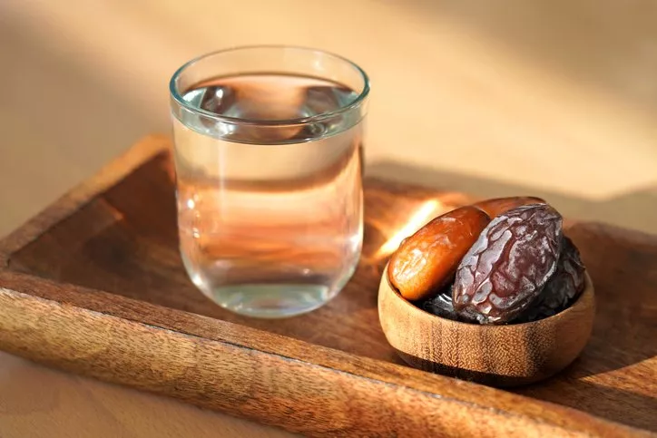 طرق تقليل الشعور بالعطش في رمضان: 5 مكونات يمكنكِ إضافتها إلى المياه في السحور