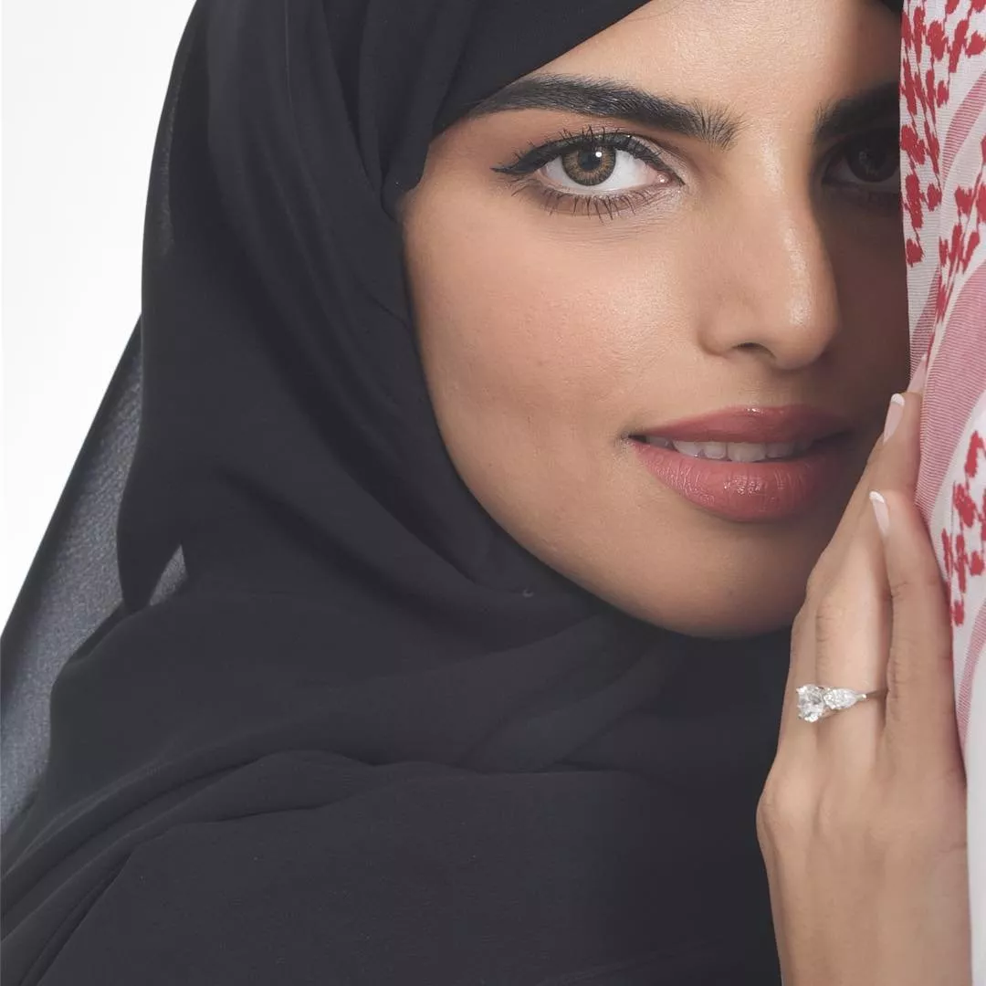 بالصور والفيديو: سارة الودعاني تحتفل بليلة حناء بإطلالة ذهبية ملكية