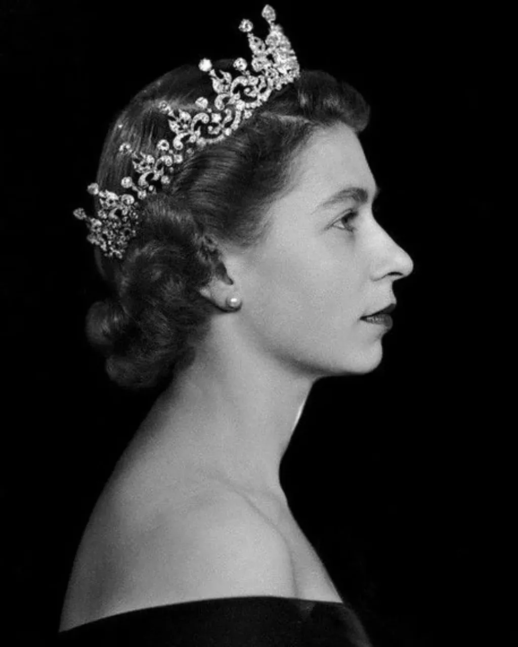 أول صورة رسمية للملكة اليزابيث الثانية بعد توليها العرش