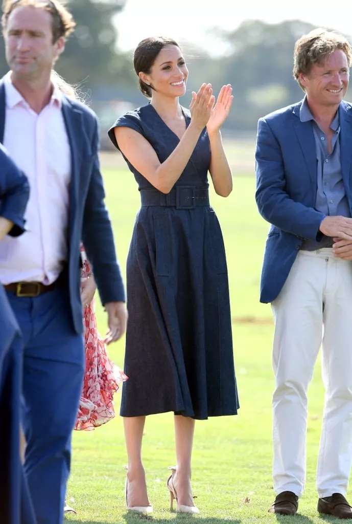 ميغان ماركل في سانتبال بولو 2018: فستان جينز، حقيبة رائجة وقبلة رومانسية مع الأمير هاري!