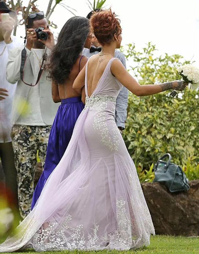 Rihanna تشهد على زفاف صديقتها بإطلالة رومنسيّة
