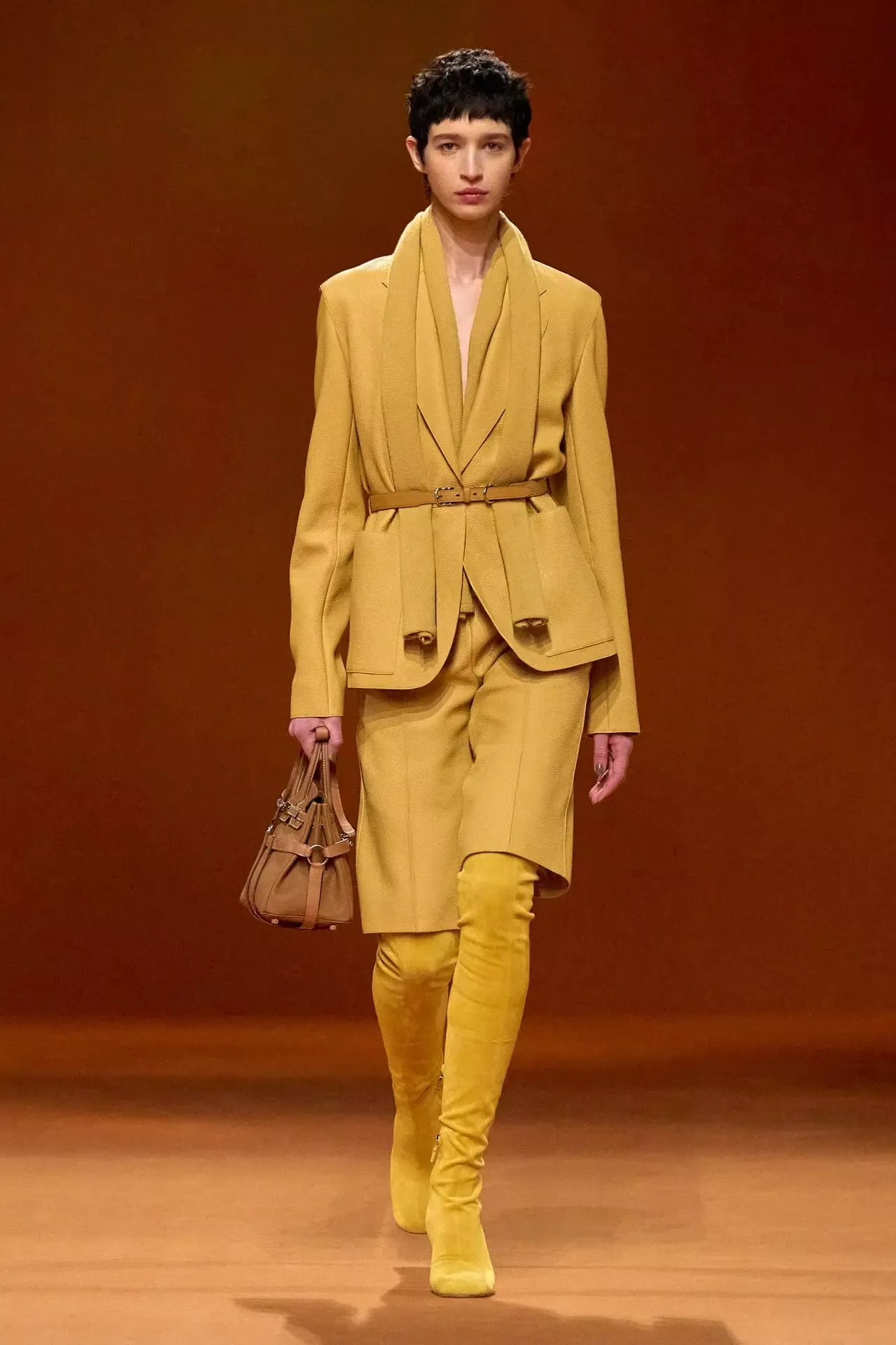 مجموعة Hermès لخريف 2023: اللوكات المونوكروم نجمة منصة العرض
