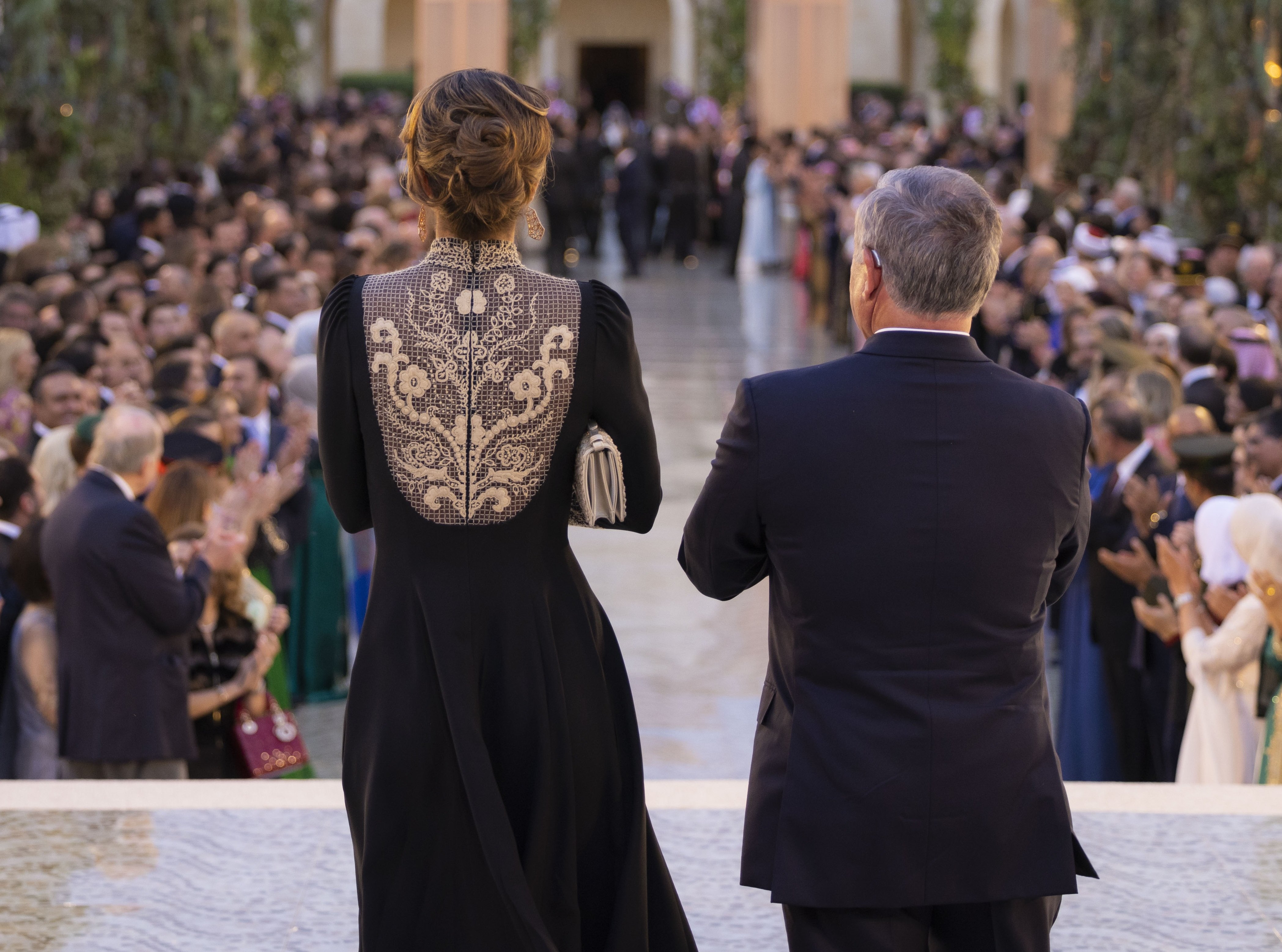 لوك الملكة رانيا في زفاف الامير حسين رجوة ال سيف الاميرة رجوة