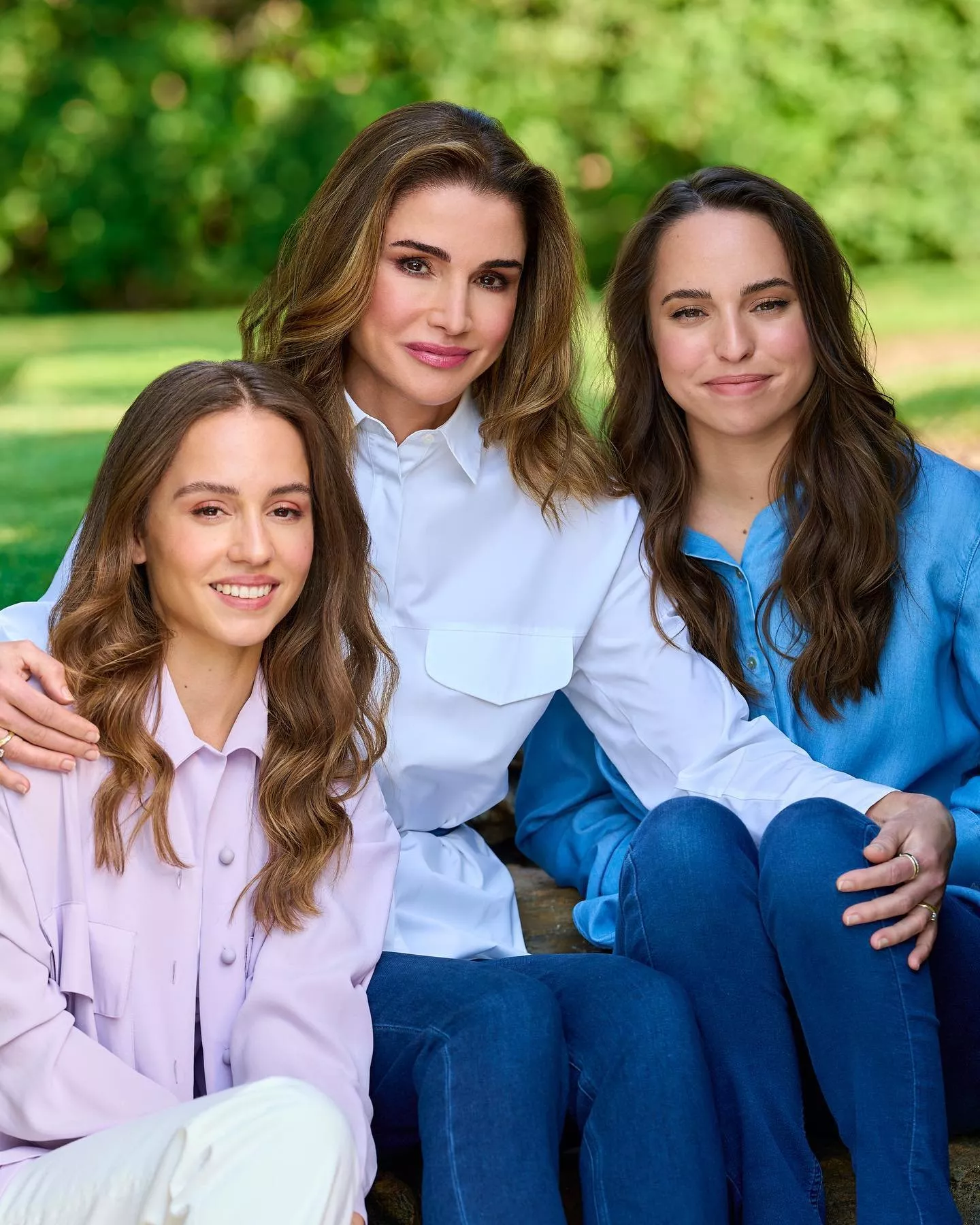 أغلى بنتين وأعز صديقتين... هكذا عايدت الملكة رانيا ابنتيها بمناسبة عيد ميلادهما!