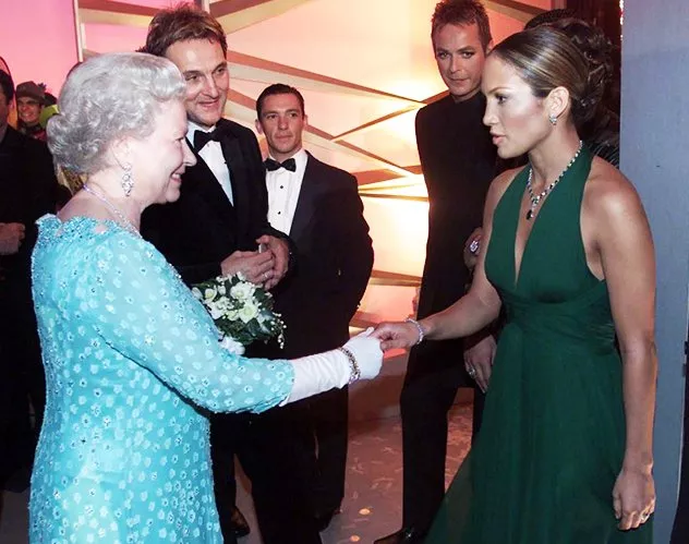 ماذا ارتدت النجمات عبر السنين لمقابلة الملكة Elizabeth